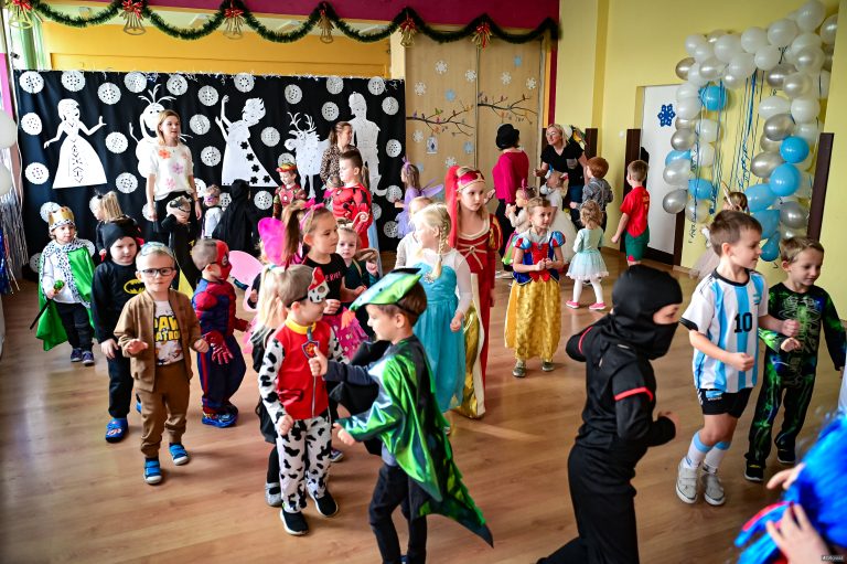 [FOTORELACJA] Ponad 70 Przedszkolaków w wspólnej „Zabawie Choinkowej”. Wyjątkowa galeria zdjęć