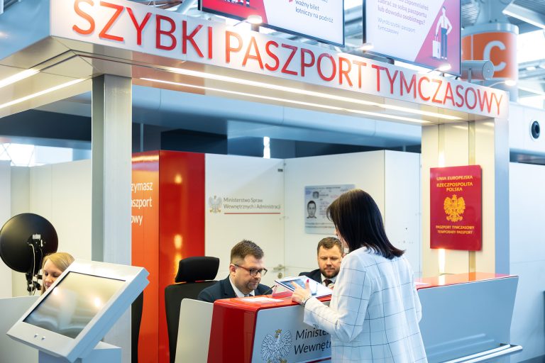 Ciekawostka.  Prawie 15 tys. paszportów wydanych w ciągu roku na Lotnisku Chopina w Warszawie